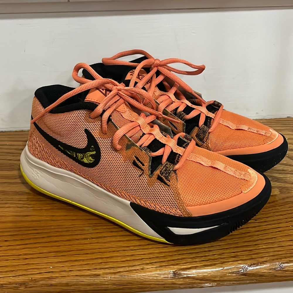 NIKE Kyrie Flytrap 6 ‘Orange Trance Yellow Strike.’ Size 5Y.